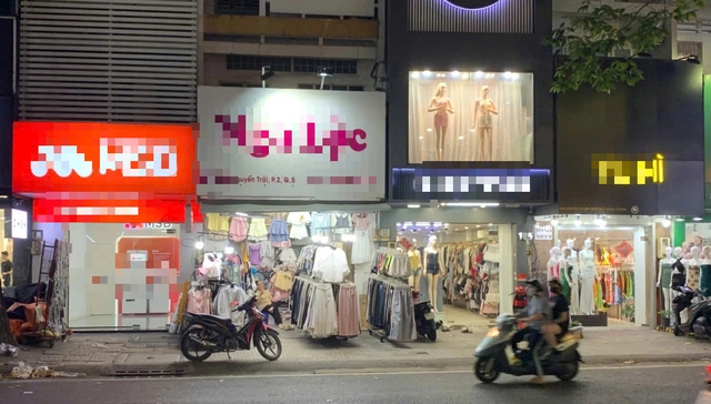 Bất ngờ nhiều shop quần &aacute;o thời trang vắng b&oacute;ng kh&aacute;ch - Ảnh 3.