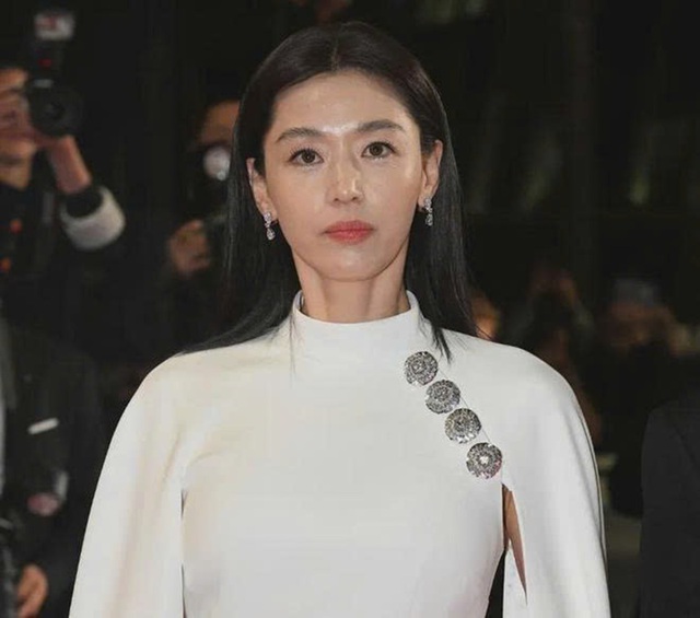 Jun Ji Hyun lép vế trước màn 'đọ sắc' cùng Lý Băng Băng trên thảm đỏ Cannes - Ảnh 4.