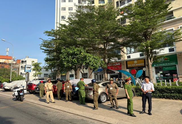 &Ocirc; t&ocirc; đỗ tr&ecirc;n vỉa h&egrave; ở TP.HCM bị ghi h&igrave;nh phạt nguội, nhiều xe bị cẩu - Ảnh 1.