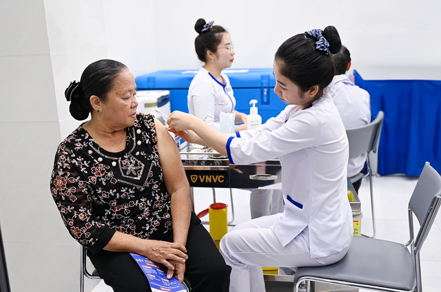 VNVC t&agrave;i trợ kho lạnh GSP, ti&ecirc;m miễn ph&iacute; vắc xin c&uacute;m 3 năm cho C&ocirc;n Đảo - Ảnh 4.