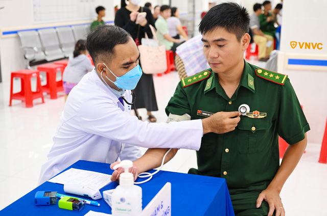 VNVC t&agrave;i trợ kho lạnh GSP, ti&ecirc;m miễn ph&iacute; vắc xin c&uacute;m 3 năm cho C&ocirc;n Đảo - Ảnh 3.