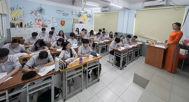 Bỏ thi lớp 10, học sinh sẽ phải học th&ecirc;m nhiều hơn để c&oacute; học bạ 'đẹp'? - Ảnh 1.