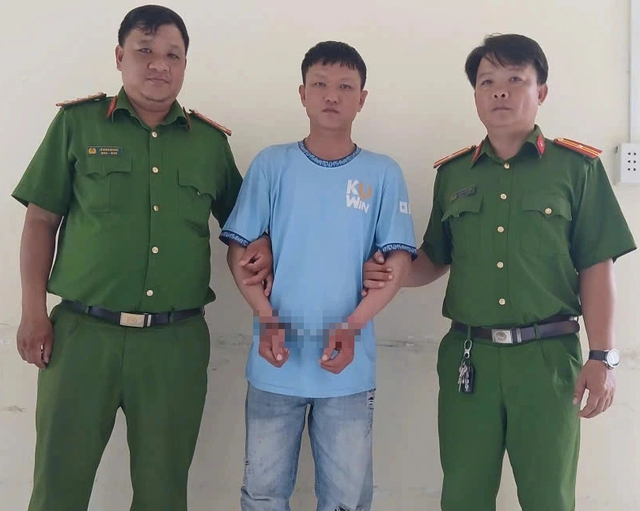 Công an bắt giữ đối tượng cướp giật chỉ 30 phút tiếp nhận tin báo- Ảnh 1. Công an bắt giữ đối tượng cướp giật chỉ 30 phút tiếp nhận tin báo- Ảnh 1.