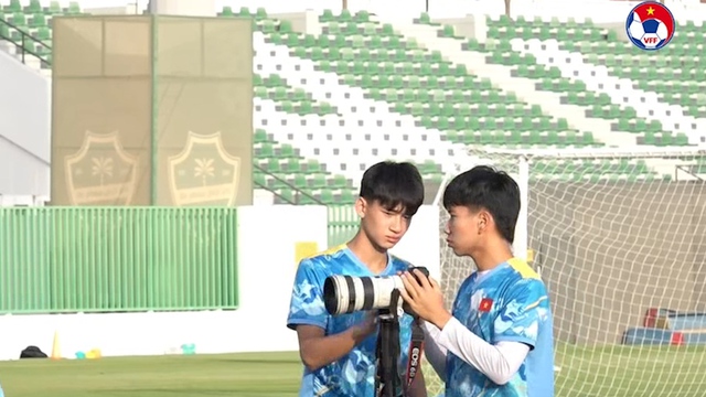 U.17 Việt Nam 'bất ngờ' chuyển đổi ngành nghề trước tứ kết, chỉ tội là… chụp ảnh mất nét quá- Ảnh 4.