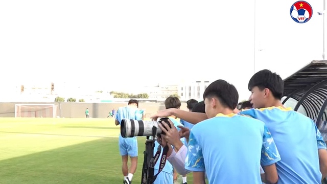 U.17 Việt Nam 'bất ngờ' chuyển đổi ngành nghề trước tứ kết, chỉ tội là… chụp ảnh mất nét quá- Ảnh 2.
