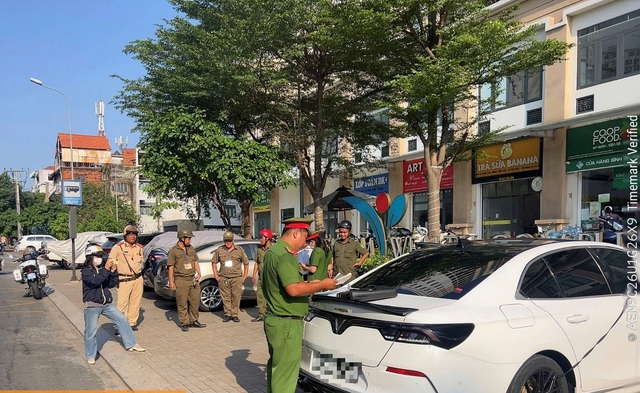 &Ocirc; t&ocirc; đỗ tr&ecirc;n vỉa h&egrave; ở TP.HCM bị ghi h&igrave;nh phạt nguội, nhiều xe bị cẩu - Ảnh 2.