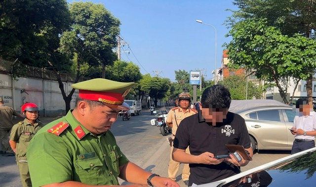 &Ocirc; t&ocirc; đỗ tr&ecirc;n vỉa h&egrave; ở TP.HCM bị ghi h&igrave;nh phạt nguội, nhiều xe bị cẩu - Ảnh 4.