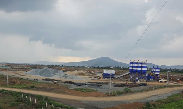 Dự &aacute;n n&acirc;ng cấp s&acirc;n bay Li&ecirc;n Khương nguy cơ chậm tiến độ do thiếu vật liệu- Ảnh 1.