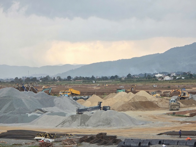 Dự &aacute;n n&acirc;ng cấp s&acirc;n bay Li&ecirc;n Khương nguy cơ chậm tiến độ do thiếu vật liệu- Ảnh 2.