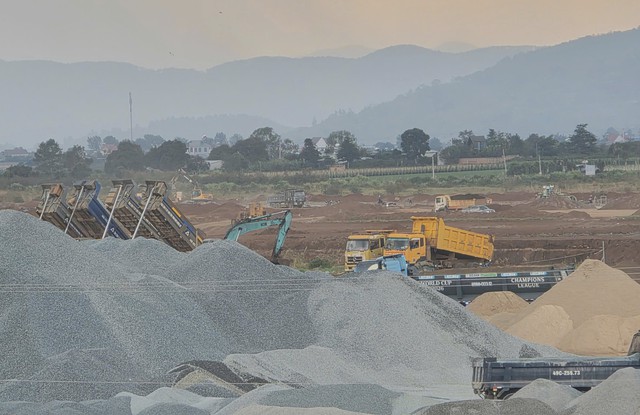 Dự &aacute;n n&acirc;ng cấp s&acirc;n bay Li&ecirc;n Khương nguy cơ chậm tiến độ do thiếu vật liệu- Ảnh 4.