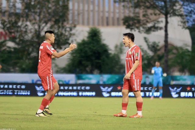 C&ocirc;ng Phượng c&ugrave;ng Minh Vương tạo 2 si&ecirc;u phẩm đ&aacute; phạt: Trường Tươi Đồng Nai thắng đậm- Ảnh 1.