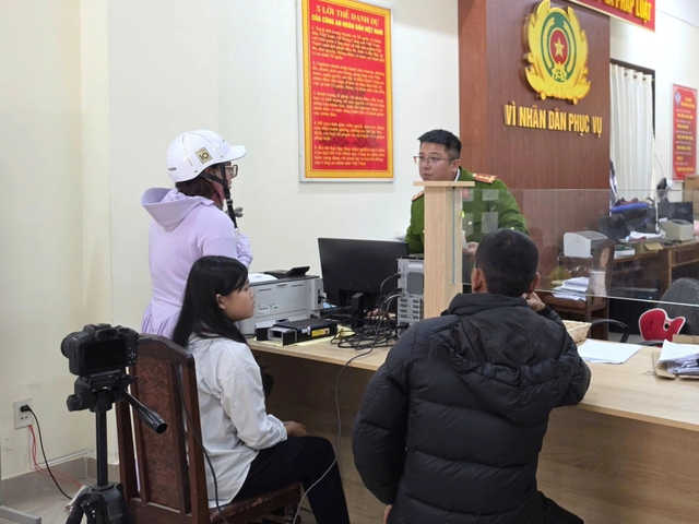 C&ocirc;ng an phường mở 'giờ v&agrave;ng' ban đ&ecirc;m hỗ trợ d&acirc;n l&agrave;m thủ tục online- Ảnh 2.
