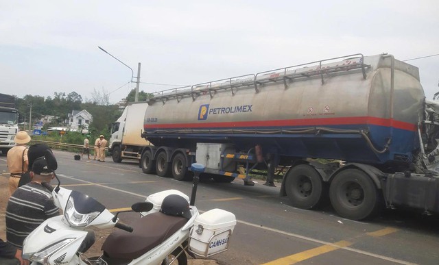 Đồng Nai: Tai nạn li&ecirc;n ho&agrave;n giữa 3 xe tải, quốc lộ 14 &ugrave;n tắc nhiều km - Ảnh 4.