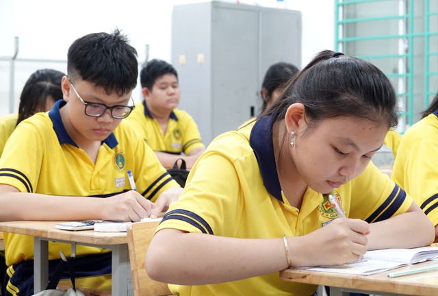 Bỏ thi lớp 10, học sinh sẽ phải học th&ecirc;m nhiều hơn để c&oacute; học bạ 'đẹp'? - Ảnh 2.