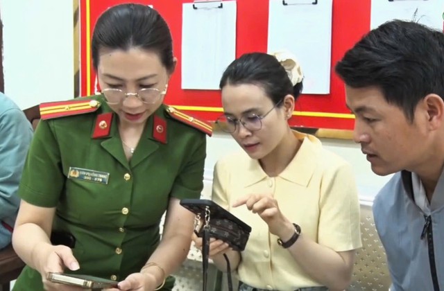 C&ocirc;ng an phường mở 'giờ v&agrave;ng' ban đ&ecirc;m hỗ trợ d&acirc;n l&agrave;m thủ tục online- Ảnh 4.
