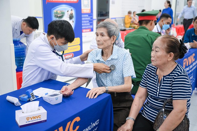 VNVC t&agrave;i trợ kho lạnh GSP, ti&ecirc;m miễn ph&iacute; vắc xin c&uacute;m 3 năm cho C&ocirc;n Đảo - Ảnh 5.