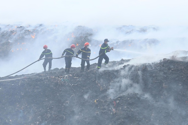 Gần 100 cảnh sát căng mình chữa cháy 2 ngày tại bãi rác ở Quảng Ngãi - Ảnh 3.