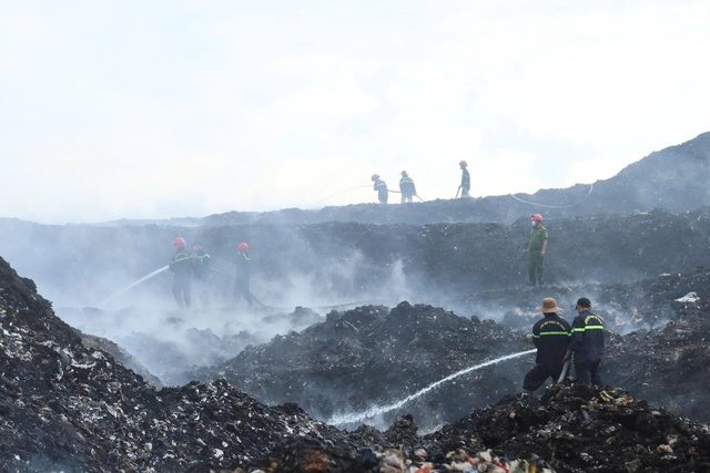 Gần 100 cảnh sát căng mình chữa cháy 2 ngày tại bãi rác ở Quảng Ngãi - Ảnh 4.