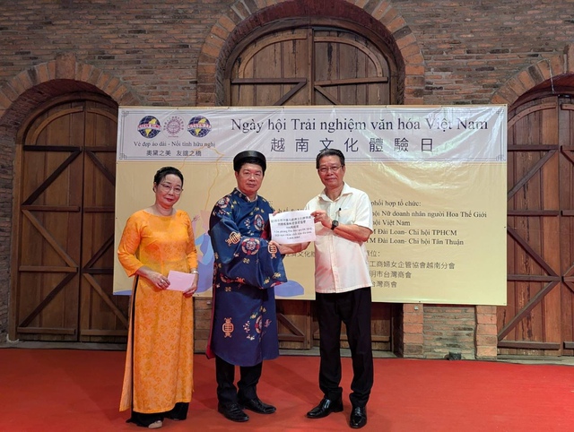 Đo&agrave;n kh&aacute;ch Đ&agrave;i Loan trải nghiệm &aacute;o d&agrave;i, ẩm thực Việt tại TP.HCM - Ảnh 1.