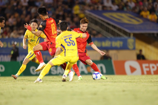 Bảng xếp hạng V-League mới nhất: Ninh B&igrave;nh FC kh&ocirc;ng bỏ cuộc, HAGL bất ngờ tho&aacute;t ghế n&oacute;ng- Ảnh 1.