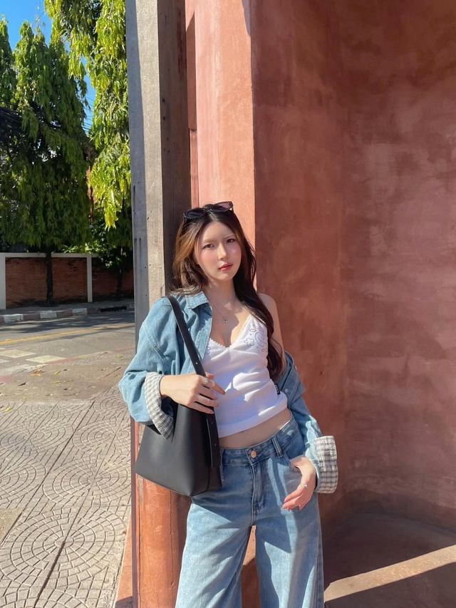 'Lên đồ' phóng khoáng với bộ đôi áo hai dây và quần denim- Ảnh 1.