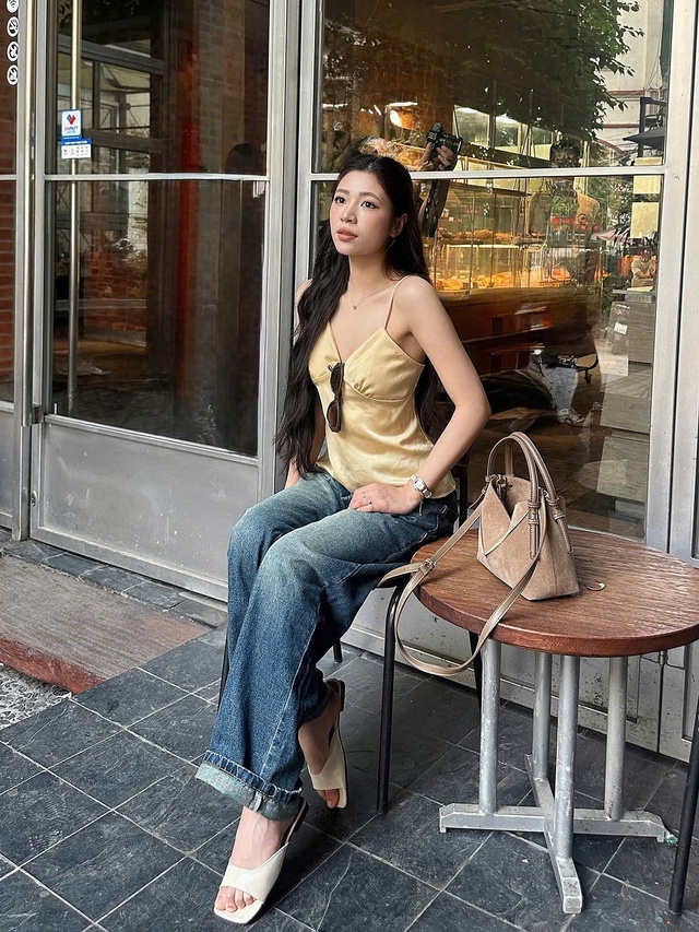 'Lên đồ' phóng khoáng với bộ đôi áo hai dây và quần denim- Ảnh 2.