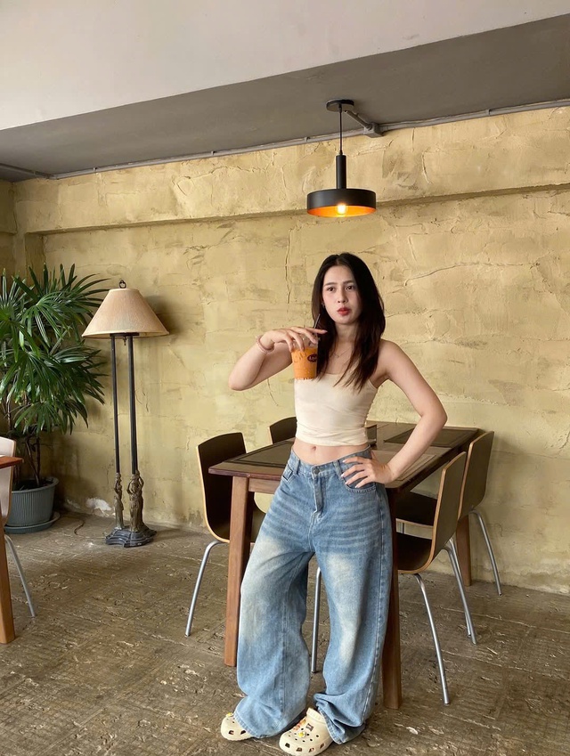 'Lên đồ' phóng khoáng với bộ đôi áo hai dây và quần denim- Ảnh 3.