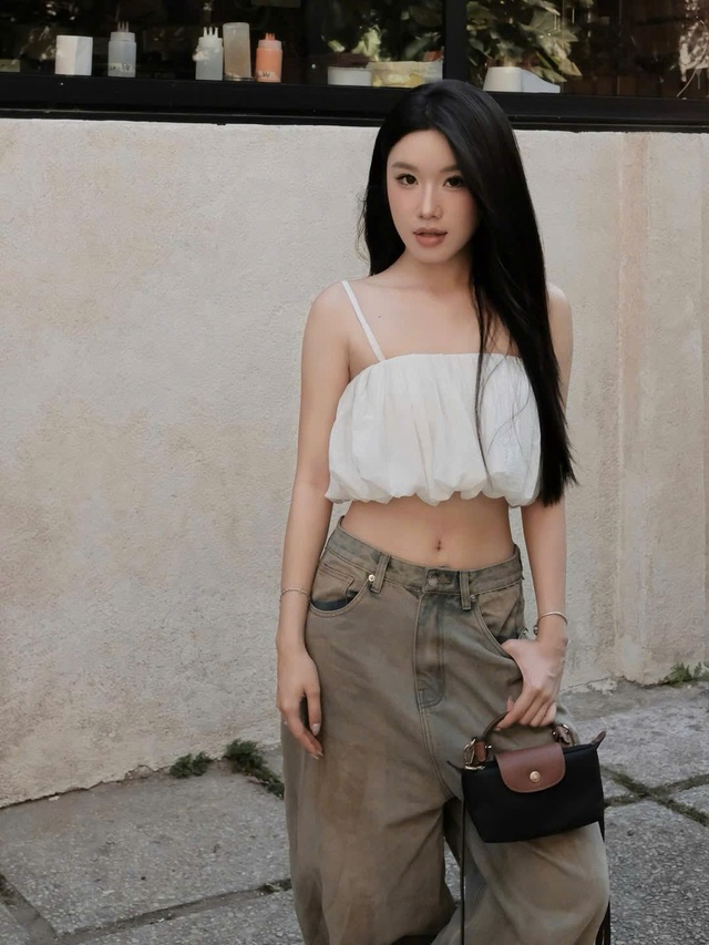 'Lên đồ' phóng khoáng với bộ đôi áo hai dây và quần denim- Ảnh 4.