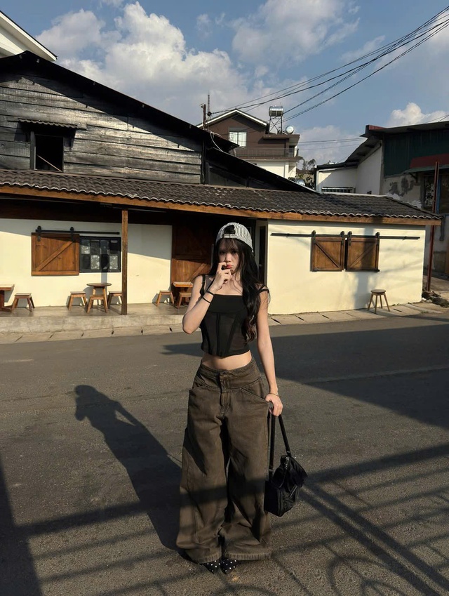 'Lên đồ' phóng khoáng với bộ đôi áo hai dây và quần denim- Ảnh 6.
