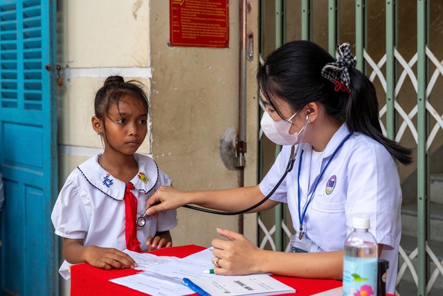 300 trẻ em khó khăn được khám sức khỏe, tư vấn dinh dưỡng miễn phí - Ảnh 2.