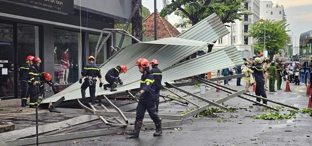 TP.HCM mưa lớn chiều 17.5: Gi&oacute; cuốn bay mảng t&ocirc;n nặng h&agrave;ng tấn xuống đường- Ảnh 1.