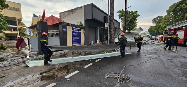 TP.HCM mưa lớn chiều 17.5: Gi&oacute; cuốn bay mảng t&ocirc;n nặng h&agrave;ng tấn xuống đường- Ảnh 2.