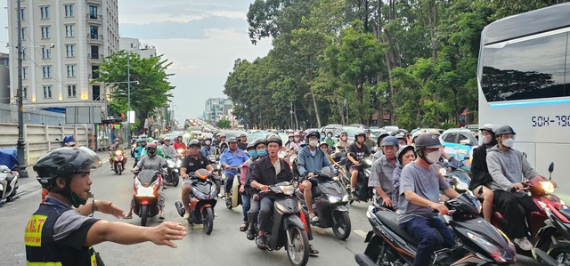TP.HCM mưa lớn chiều 17.5: Gi&oacute; cuốn bay mảng t&ocirc;n nặng h&agrave;ng tấn xuống đường- Ảnh 4.