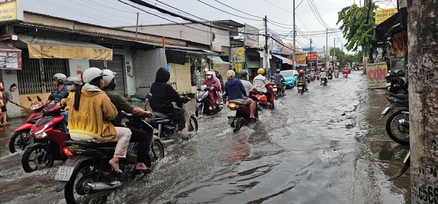 TP.HCM mưa lớn chiều 17.5: Gi&oacute; cuốn bay mảng t&ocirc;n nặng h&agrave;ng tấn xuống đường- Ảnh 6.