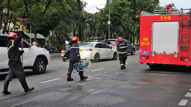 TP.HCM mưa lớn chiều 17.5: Gi&oacute; cuốn bay mảng t&ocirc;n nặng h&agrave;ng tấn xuống đường- Ảnh 5.