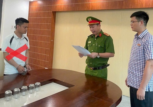 Bắt nguy&ecirc;n c&aacute;n bộ giải ph&oacute;ng mặt bằng lừa 'chạy' sổ đỏ
- Ảnh 1.