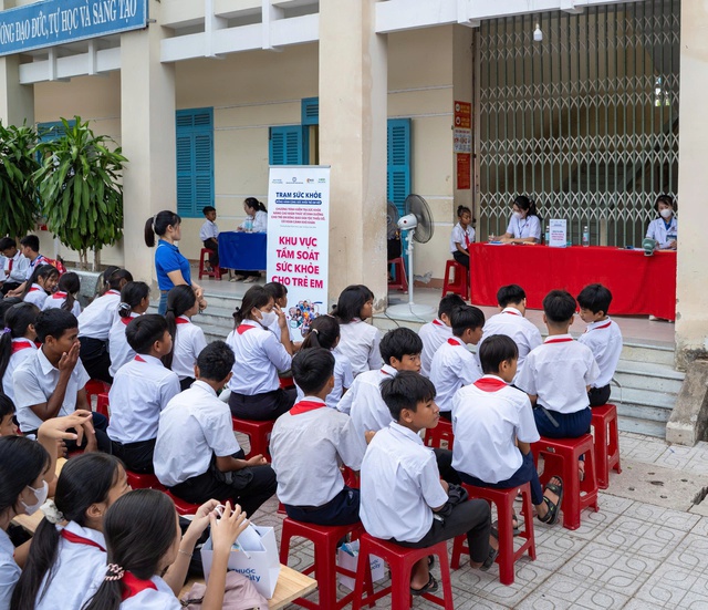 300 trẻ em khó khăn được khám sức khỏe, tư vấn dinh dưỡng miễn phí - Ảnh 1.