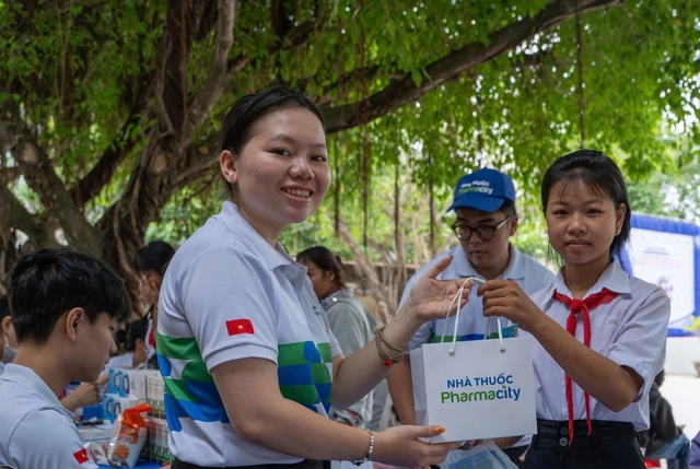 300 trẻ em khó khăn được khám sức khỏe, tư vấn dinh dưỡng miễn phí - Ảnh 3.