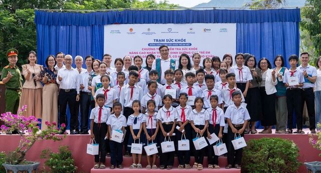 300 trẻ em khó khăn được khám sức khỏe, tư vấn dinh dưỡng miễn phí - Ảnh 5.