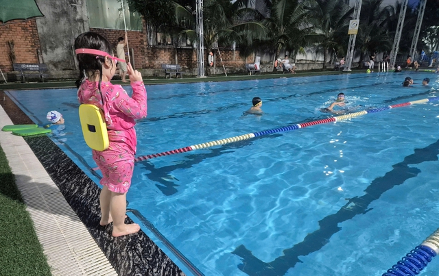 Cơn sốt học bơi b&ugrave;ng nổ ở TP.HCM: Phụ huynh chi tiền triệu để con biết bơi- Ảnh 3.