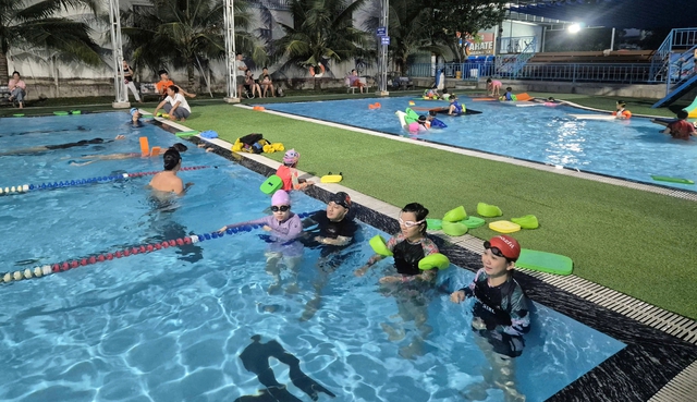 Cơn sốt học bơi b&ugrave;ng nổ ở TP.HCM: Phụ huynh chi tiền triệu để con biết bơi- Ảnh 4.