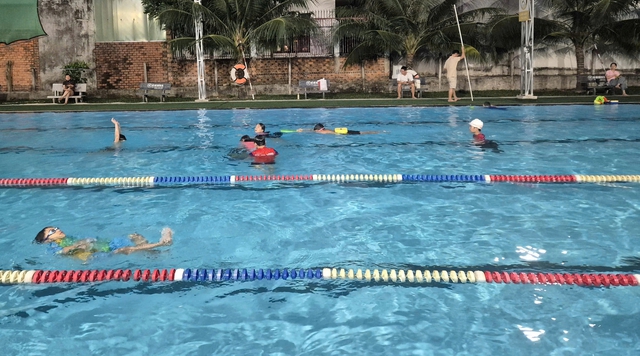 Cơn sốt học bơi b&ugrave;ng nổ ở TP.HCM: Phụ huynh chi tiền triệu để con biết bơi- Ảnh 5.