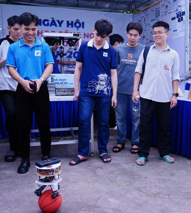 Robot thông minh 'đổ bộ' Ngày hội khoa học công nghệ khởi nghiệp, đổi mới sáng tạo- Ảnh 3.