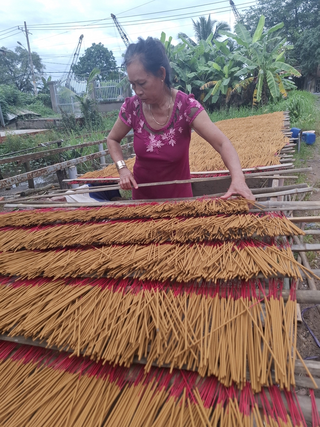 Điện lưới thành phố đổi thay làng nghề se nhang Lê Minh Xuân - Ảnh 2.