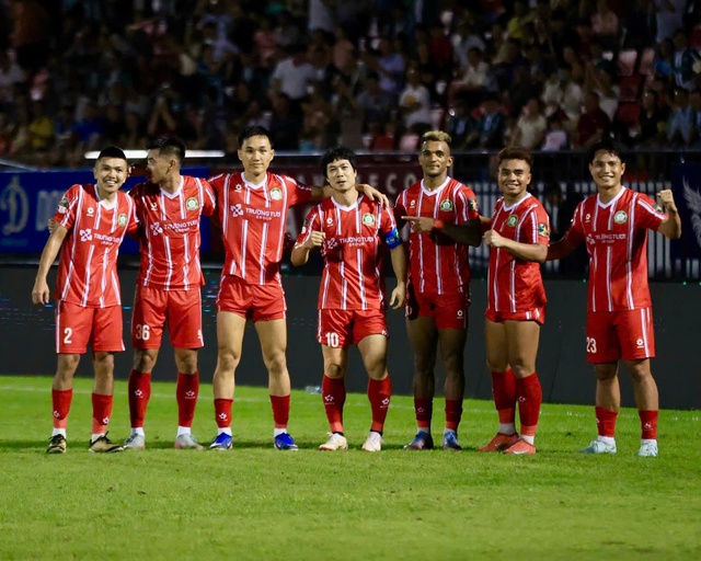 Công Phượng tái xuất rực rỡ, Trường Tươi Đồng Nai lên thẳng V-League nhờ 'bệ phóng' HAGL?
- Ảnh 2. Công Phượng tái xuất rực rỡ, Trường Tươi Đồng Nai lên thẳng V-League nhờ 'bệ phóng' HAGL?
- Ảnh 2.