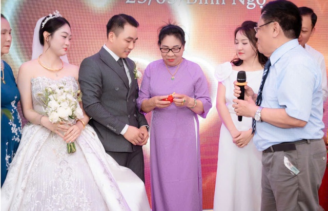 26 năm giữ kỷ vật của em trai, người bác trao lại trong ngày đám cưới cháu - Ảnh 1.