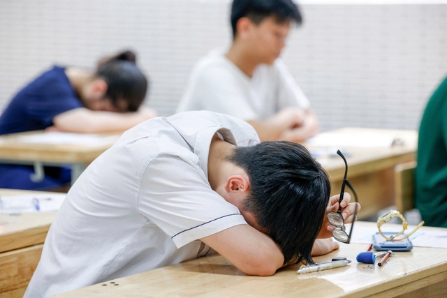 Bỏ thi lớp 10: Chuyển dần từ thi sang kết hợp nhiều tiêu chí - Ảnh 1.