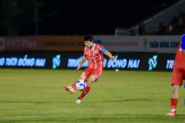 Công Phượng tái xuất rực rỡ, Trường Tươi Đồng Nai lên thẳng V-League nhờ 'bệ phóng' HAGL?
- Ảnh 1. Công Phượng tái xuất rực rỡ, Trường Tươi Đồng Nai lên thẳng V-League nhờ 'bệ phóng' HAGL?
- Ảnh 1.