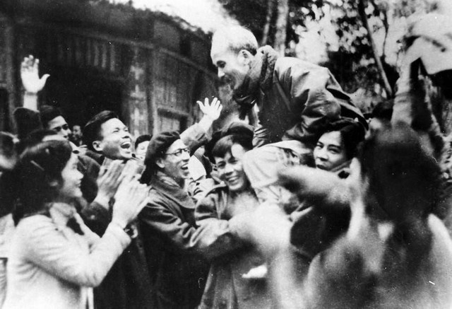 &Aacute;nh s&aacute;ng Hồ Ch&iacute; Minh soi đường cho ch&uacute;ng ta đi- Ảnh 2.