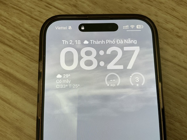 Apple giấu một tính năng hữu ích ngay trên màn hình khóa iPhone - Ảnh 1.